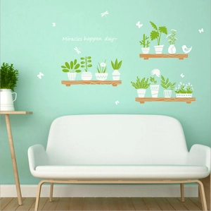 Détail de stickers muraux en PVC avec plantes en pot et texte 'Miracles happen' sur mur vert