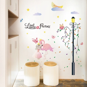 Wandsticker fürs Kinderzimmer mit rosa Flamingo und Prinzessin in modernem Schlafzimmer