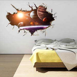 Détail du sticker mural 3D galaxie montrant l'effet mur cassé avec planètes cosmiques