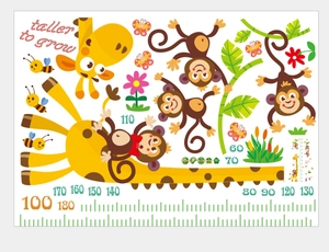 Dettaglio dell'adesivo metro in PVC con giraffa, scimmia e api per cameretta bambini