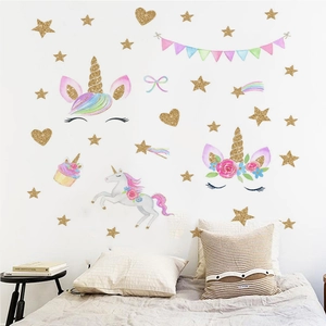 Vue détaillée des stickers licorne dorés peints à la main avec étoiles pour chambre