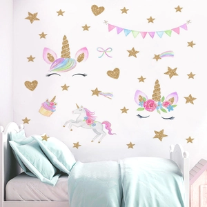 Stickers muraux licorne dorée peints à la main pour chambre d'enfant avec étoiles et cœurs