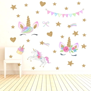 Vue détaillée de stickers muraux licorne dorée peints à la main dans une chambre d'enfant