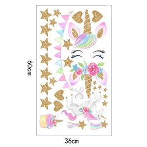 Détails des stickers muraux licorne avec étoiles scintillantes et motifs cupcakes