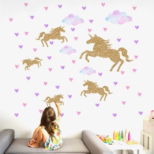 Sticker mural licorne dorée avec nuages aquarelle et cœurs roses pour chambre d'enfant