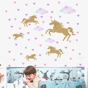 Détail de stickers muraux licorne dorée pailletée avec cœurs roses et nuages pour chambre