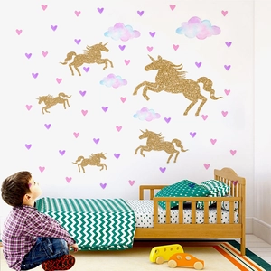 Détail de stickers licorne dorée peints à la main avec nuages roses pour chambre d'enfant