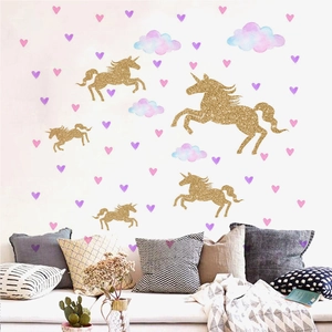 Détail de stickers licornes dorées pailletées avec nuages aquarelle pour chambre enfant