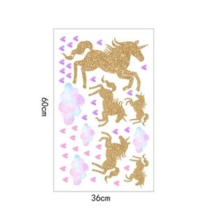 Détail du sticker mural licorne dorée pailletée avec nuages aquarelles et cœurs