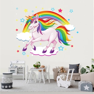 Dettaglio degli adesivi murali con unicorno e arcobaleno in una cameretta moderna