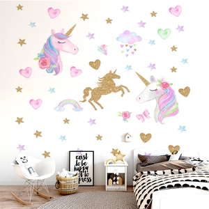 Détail de stickers licorne aquarelle avec effets de paillettes dorées pour chambre