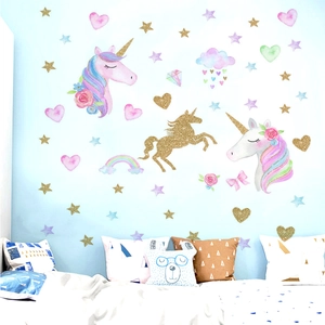Détail de stickers licorne dorée peints à la main avec étoiles et arc-en-ciel pour enfants