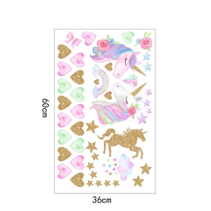 Vue détaillée des stickers muraux licorne peints à la main avec dimensions de 60x36cm