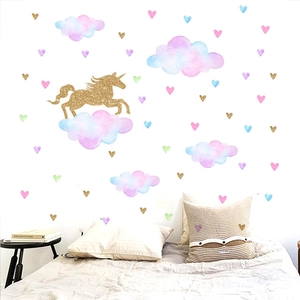 Stickers muraux licorne dorée avec nuages aquarelles et cœurs décor pour chambre enfant
