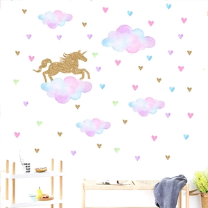 Vue détaillée du sticker mural licorne dorée et nuages aquarelle dans une chambre