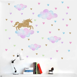 Détail de stickers licorne pailletée dorée avec nuages aquarelles et petits cœurs