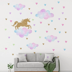 Détail de licorne dorée pailletée et stickers muraux nuages aquarelle pour chambre d'enfant