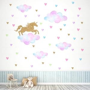 Détail de stickers muraux licorne dorée peints à la main avec nuages et cœurs colorés