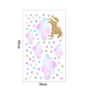 Détail d'autocollant mural licorne dorée avec nuages et cœurs de taille 60x36cm