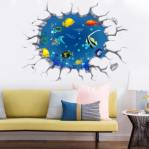 3D Wandtattoo mit Unterwasserwelt und tropischen Fischen durch gebrochenen Wandeffekt