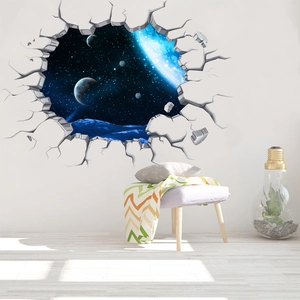 Kreativer 3D Wandaufkleber mit Weltraum-Planeten-Optik durch eine rissige weiße Wand