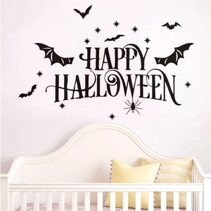 Détail de stickers muraux Happy Halloween avec chauves-souris noires et étoiles sur mur blanc