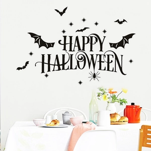 Détail de l'autocollant mural Happy Halloween avec chauves-souris et étoiles sur mur blanc