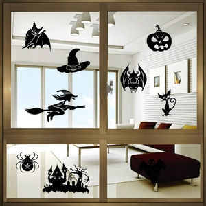 Halloween Wandaufkleber mit Fledermäusen und Hexen auf einer Glastür im Wohnzimmer