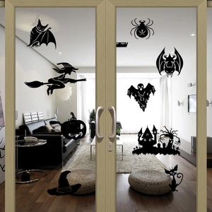 Halloween Aufkleber mit Hexen- und Fledermaus-Silhouetten auf einer Glastür im Wohnzimmer