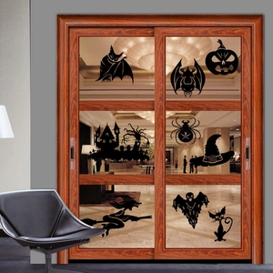 Details von schwarzen Halloween-Wandstickern mit Hexe und Fledermäusen auf einer Glastür