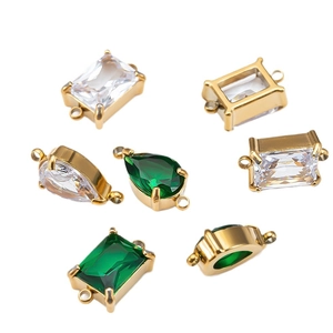 Pendentifs en acier doré et zircons aux formes rectangulaires et de goutte d'eau