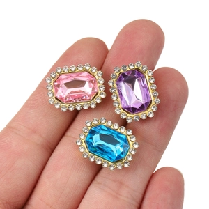 Bottoni rettangolari in cristallo con strass nei colori rosa, viola e blu