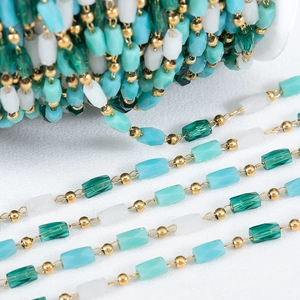Grüne und blaue facettierte Perlenkette mit goldenen Trennelementen für DIY-Schmuckherstellung