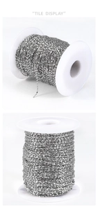 Détail de la chaîne fine en acier inoxydable argenté sur bobine pour bijoux DIY