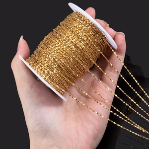 Chaîne plate dorée en acier inoxydable pour création bijoux DIY sur bobine blanche