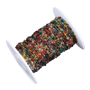 Bunte Perlenkette aus Edelstahl mit facettierten Kristallen auf weißer Spule