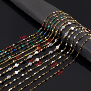 Chaînes en acier doré avec breloques en forme de cœur en émail coloré et perles