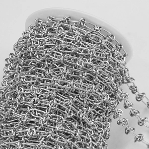Détail macro d'un rouleau de chaîne à nœuds en acier inoxydable pour création de bijoux DIY