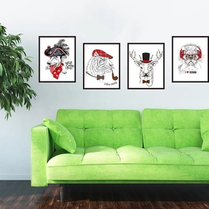 Lot de 4 tableaux muraux animaux stylés au-dessus d'un canapé vert moderne