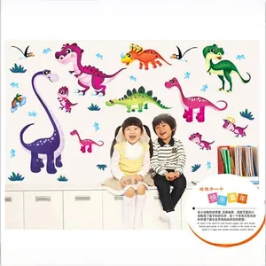Enfants jouant devant des meubles décorés de stickers muraux dinosaures colorés