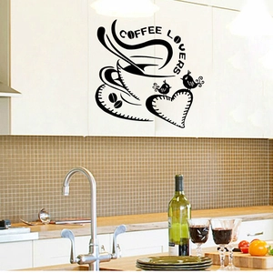 Dettaglio dell'adesivo Coffee Lovers con tazza, uccelli e cuori sul mobile della cucina