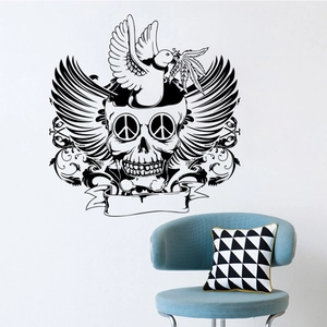 Sticker mural tête de mort d'Halloween avec colombe et ailes sur un mur de salon moderne
