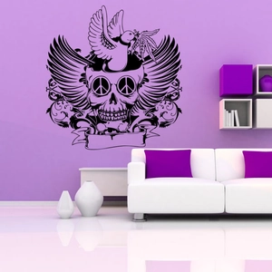Détail d'un sticker mural tête de mort et colombe noir sur un mur de salon moderne lilas