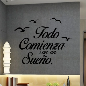 Adesivo murale spagnolo Todo Comienza con un Sueño con uccelli su parete moderna