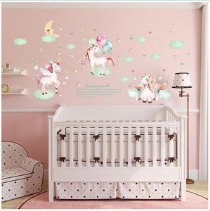Détail de stickers licorne dans une chambre d'enfant avec des couleurs pastels