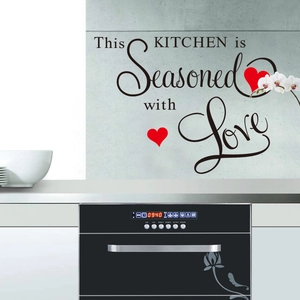Wandsticker This Kitchen is Seasoned with Love auf modernem Marmorhintergrund in Küche
