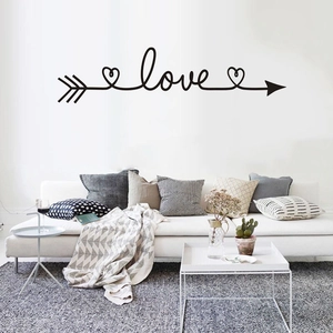 Sticker mural noir flèche LOVE avec cœurs pour décoration de salon moderne et chic