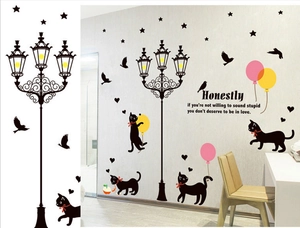 Stickers muraux chat sous lampadaire avec ballons colorés pour salon moderne