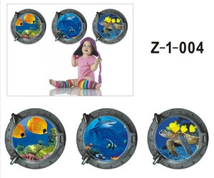 Détail de stickers muraux 3D hublots de sous-marin avec requins, tortues et récifs coralliens