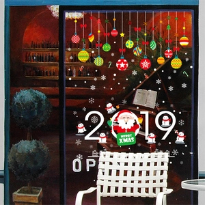 Détail de stickers de Noël avec Père Noël, boules colorées et texte du Nouvel An 2019